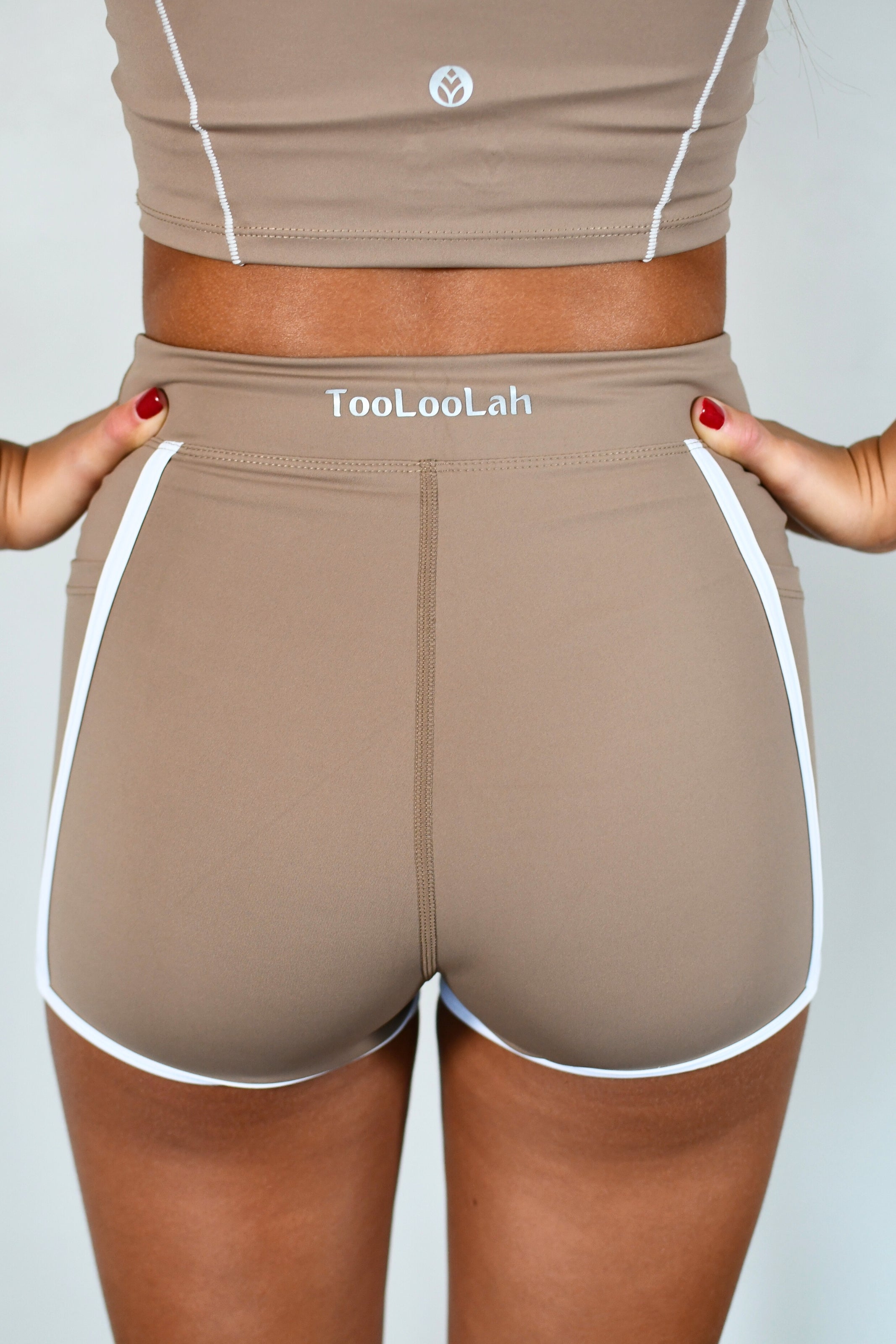 Outline Contrast Shorty Shorts - Cocoa